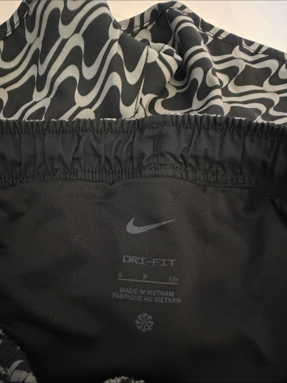Nike dri- fit Icon clash Women’s Black & Gray Athletic Shorts - Picture 3 of 4